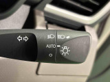 周りの明るさに応じて点灯するオートライト。ワンタッチターンシグナル機能付き方向指示器になっています。レバーはターン位置で固定されず、手を離すと元の位置に戻ります。