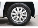 社外のアルミホイールが足元を飾ります!タイヤサイズは145/80R12 になります。