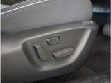【パワーシート】電動で座面を前後上下に動かすことができます。簡単に運転しても疲れにくい姿勢に調整できます。