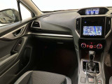 運転席周りのレイアウトをご覧ください。ナビゲーションが綺麗に装着されすっきり収まってますね!