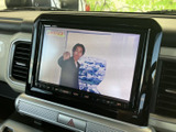 停車中に映像やテレビを楽しめる画面を備え、待ち時間も車内で快適に過ごせます。表示が見やすく、日常のお出かけ先での休憩時にも便利にお使いいただけます。ぜひご検討ください。
