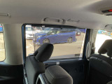【ロールサンシェード】車内の日差しを遮り、紫外線や外部からの視線をカットする便利な装備です。