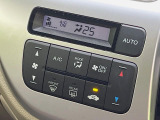 【オートエアコン】一度お好みの温度に設定すれば、車内の温度を検知し風量や温度を自動で調整。暑い&hellip;寒い&hellip;と何度もスイッチ操作をする必要はありません。快適な車内空間には必須の機能ですね♪