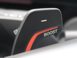 【BOOST】作動させると10秒間、自動でSPORT PLUSに切り替わり、ステアリングとダンパー特性がスポーティになります。さらにアクティブ・サウンド・デザインによって非常にダイナミックな走行を楽し