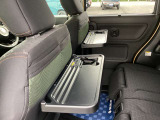 運転席と助手席の背面には、簡易テーブルを装備。ドリンクホルダーも付いています。