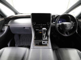 上質で落ち着いた印象のインパネ。視界も広々で運転しやすいです。
