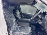 運転席周りの全景。高い目線で前方視界が良く、見切りに優れた運転しやすい設計です。