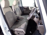 フロントシートはベンチシートです、運転席と助手席の移動が簡単です。 また運転席シートの高さも調整できます。
