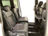 運転席・助手席の背もたれには、2列目シート用にカップホルダー付きの「格納式のシートバックテーブル」を装備しています。休憩時のちょっとした時間などカップを置いたり、小物置きに使えて便利です。