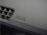◆助手席エアバッグ◆SRSエアバッグは、シートベルトだけでは防ぎきれない衝突時の衝撃から乗員を守るための安全装置。衝突時に瞬時に膨らみ、頭部や胸部がダッシュボードに直接衝突するのを防ぎます。
