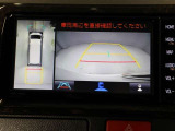 パノラミックビューモニターを装備。駐車場や交差点でクルマを真上から見るように周囲を確認できます。機能の詳細は販売店スタッフまでおたずねください。