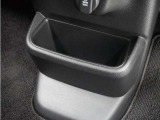 ◆センターロアボックス◆インパネ中央の下部には、ごみ箱としても使用する事ができるセンターロアボックスを装備しております。