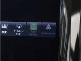 Apple CarPlayやAndroid Autoを利用すれば、スマホを簡単に接続できます。USBポートにケーブルをつなぐだけで、スマホの見慣れたホーム画面と共通するインターフェイスが表示されます。