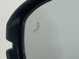 斜め後ろに存在する車を探知。その方向のドアミラー鏡面上にマークを表示し、存在をお知らせしてくれます。また、その方向にウインカーを操作すると、マークの点滅と警告音で注意を促します!