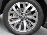純正19インチアルミホイール。 タイヤサイズは235/50R19