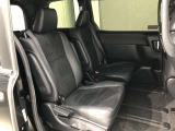 【後部座席】も当然、綺麗・清潔に仕上げております。内装の綺麗なお車は気持ちが良いですし、コンディションのいい車が多いです。これもオススメの1台です。