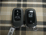 ◆スマートキー◆カギをバッグやポケットに入れたままでもドアロックの開閉ができる『スマートキー』付き!雨天や暗くなってもカギを取り出す必要がなくドアの開錠&エンジンも始動できます