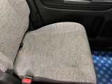 【シートアンダーボックス】座面に付いているこの紐を引っ張ると