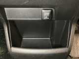 アクセサリーソケットはUSBのアダプターなどをつければ、スマホの充電にも使えます。周辺には物が置けるボックスがついています。