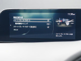 こちらのお車には先進安全装備が多数搭載されています。衝突被害を回避あるいは軽減するためのブレーキや、後方死角からの接近警報、車線逸脱を防止する警報装置など、詳しくはスタッフまでお尋ねください。