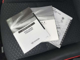 メンテナンスノート、取扱説明書です。 その車の整備記録が事細やかに記録されています。 車が生まれてから今までどのような道を歩んできたのか判るとても重要な物ですよ。