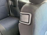 運転席に座ったままで助手席の背もたれを倒すことができ チャイルドシートのお子さんに手が届きます