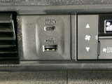 USBチャージャー搭載。スマートフォンなどの充電にとっても便利です。