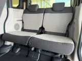 2列目にご乗車の方もゆったり足が組める驚きの広さです。