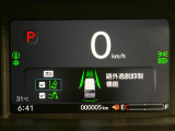 【車線逸脱警報】道路上の白(黄)線を認識し、意図せず走行中の車線からはみ出しそうになった時、メーター内の警告灯とブザーで注意喚起してくれる安心・安全機能です♪
