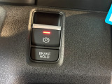 電子制御パーキングブレーキは信号待ちでも便利。いつもより運転がラクになるはずです。