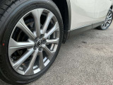 車のデザインにマッチした、純正アルミホイール!