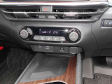 車内の室温を自動で一定に保ってくれる便利なオートエアコンが付いています。温度を設定するとクルマがエアコン噴出し温度を上げたり下げたり風量を変えたりしてくれるので運転に集中が出来ますよ。