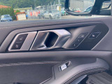 運転席はメモリー機能付きの電動シートでございます。