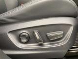 運転する時はドライビングポジションが気になりますよね。パワーシートで座席位置の微調整もしっかりできます。高級感がある装備としても人気があります。