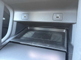 ワイヤレスデバイスチャージング対応。対応のモバイルデバイスを常に充電することが可能なのでAppleCarPlayなども気にせず使うことができます。