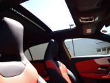人気のパノラミックスライディングルーフ付きです。