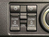 パワースライドドアウェルカムオープン機能 降車時にスイッチで予約しておけば、乗車時に電子カードキーを持ってクルマに近づくだけでパワースライドドアが自動でオープン♪