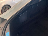 荷室内のスピーカーまわりをご紹介します。音楽を楽しむための装備が、普段は目にしにくい場所にも収まっています。荷室の使い方や積みたい荷物との位置関係は、実車でもあわせてご確認ください。