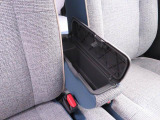 フロントセンターアームレスト。蓋つきの収納スペースになってエコバッグや運転用の眼鏡やサングラスなどをしまっておくのにぴったり。