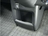 ◆センターロアボックス◆インパネ中央の下部には、ごみ箱としても使用する事ができるセンターロアボックスを装備しております。