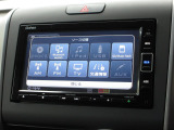 純正メモリーナビ(VXM-224VFi)を装着しております。AM、FM、CD、DVD再生、Bluetooth、音楽録音再生、フルセグTVがご使用いただけます。初めて訪れた場所でも安心ですね!