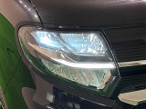 対象物が見やすく白く明るい光で夜間走行をサポートするアダプティブドライビングビーム機能付きフルLEDヘッドランプ(サイドビューランプ、クリアランスランプ、オートレベリング機能付き)を装備