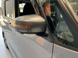 <ウィンカードアミラー>ライトの点滅で対向車、歩行者などに曲がることをお知らせ。安心安全につながります。