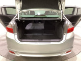 リアシートの背もたれを前方に倒して荷室を広げられますので、長いお荷物も積むことができます。背もたれは6:4の割合で分割して可倒できます。