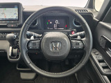ドライバーの操作性に配慮したステアリング。快適な運転をサポートします。