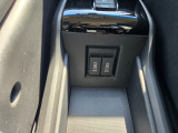 運転席と助手席の間に収納スペースと、急速充電対応のUSBチャージャー付きです♪