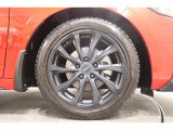 純正のアルミホイールが足元を飾ります!タイヤサイズは215/50R17 になります。