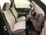 女性でも運転がしやすいように、シートの高さ調整機能(シートリフター)がついています。運転席と助手席の間が空いている為、助手席側への移動がスムーズです。交通量の多い道でも助手席側から乗り降りができます。