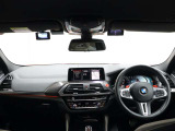 視線の先に自然と情報が集まり必要な操作へスムーズに手が届くBMWならではのコックピット。洗練されたデザインと上質な素材が調和し乗り込んだ瞬間からドライバーの走る歓びを日常に感じる空間です。