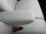 運転席シートには可動式の肘置きが備わっています。